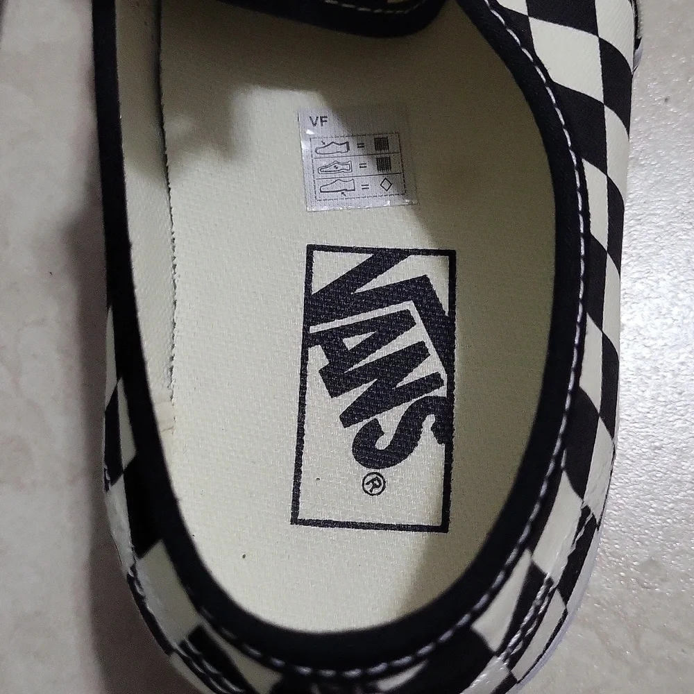 Vans - Picture 2 of 10